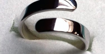 Dispositivo ricompattante da dito